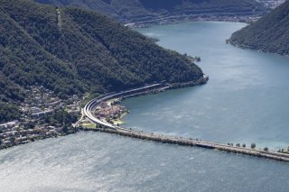 Le niveau des eaux dans le bassin sud du lac de Lugano permet à nouveau le passage des bateaux sous le barrage de Melide (archives). KEYSTONE/GAETAN BALLY